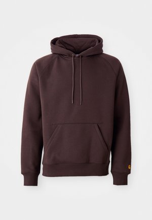 Bruine hoodie met een toonaangevende zak aan de voorkant, ribgebreide boorden en een trekkoordcapuchon. Zacht materiaal met een gladde textuur.