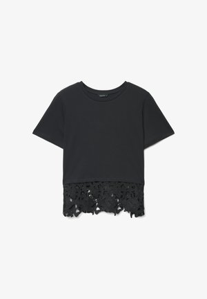 Haut court noir à manches courtes avec encolure ronde et détail en dentelle florale à l'ourlet inférieur.