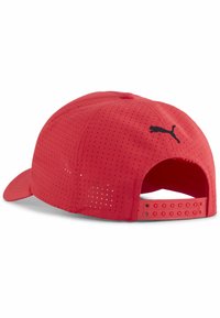 Gorra roja con tejido perforado, visera curva y correa ajustable. Logo de Puma en negro acentúa la parte trasera. Diseño ligero y transpirable.