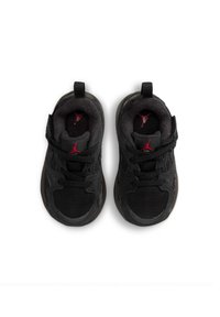 Musta urheilukengät verkkopäällisellä, mokkanahkaiset yksityiskohdat, punaiset logot ja kuvioitu pohja. Varustettu nyöreillä ja vetotapeilla.