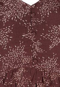 Robe bordeaux avec un motif floral crème, décolleté en V, cinq boutons sur le devant et un détail à volants à l'ourlet.