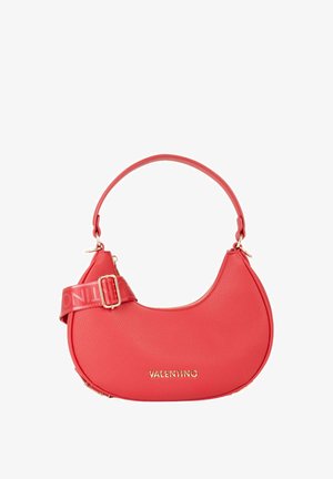 Borsa Valentino in pelle rossa con forma curva, logo dorato, tracolla laterale regolabile e manico corto.