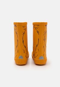 Bottes de pluie en caoutchouc orange avec des illustrations inspirées des animaux en noir, semelles texturées et bout arrondi. Accents réfléchissants au niveau des talons.