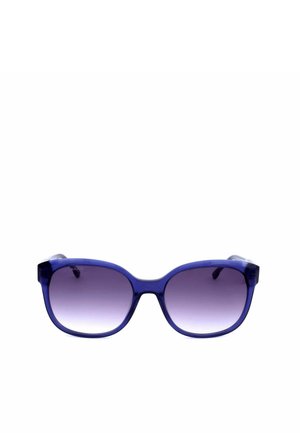 Occhiali da sole con montatura in plastica blu e grandi lenti quadrate arrotondate sfumate viola su sfondo bianco.