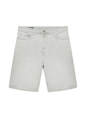 Short en denim gris clair avec poches avant, passants pour ceinture et fermeture par bouton.