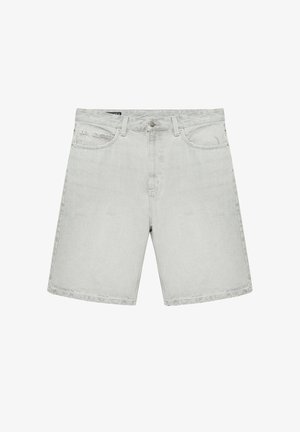 Lysegrå denimshorts med forlommer, bæltestropper og knaplukning.