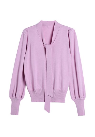 Pull tricoté lilas à manches longues avec un large ourlet côtelé, des manches bouffantes, des poignets côtelés et une longue attache en tissu au niveau de l'encolure.
