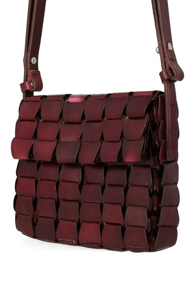 Borsa a tracolla in pelle bordeaux con design intrecciato, chiusura a patta, tracolla regolabile e dettagli in metallo argentato. Superficie texturizzata.