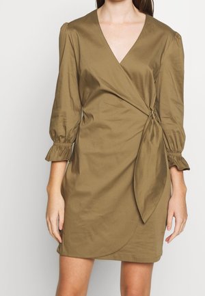 Zelené olivové zavinovací šaty s výstřihem do V, tříčtvrtečními nabíranými rukávy, volánkovými manžetami a detailem v podobě zavázání v pase, vyrobené z hladké látky.