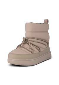 Beige ankelboot med en slät, vadderad design, elastiska snörningar och varumärkesdetaljer. Har en texturerad mellansula och platt gummisula.