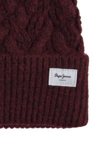 Pipo burgundy yang tekstur dengan cuff berjalur. Memiliki label kain putih dengan tulisan "Pepe Jeans London" dalam teks hitam.