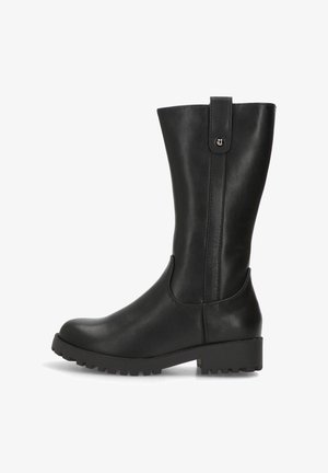 Bota negra hasta la rodilla hecha de cuero sintético suave con punta redondeada, tacón bajo y sólido de goma texturizada. Presenta una correa decorativa en la parte superior.