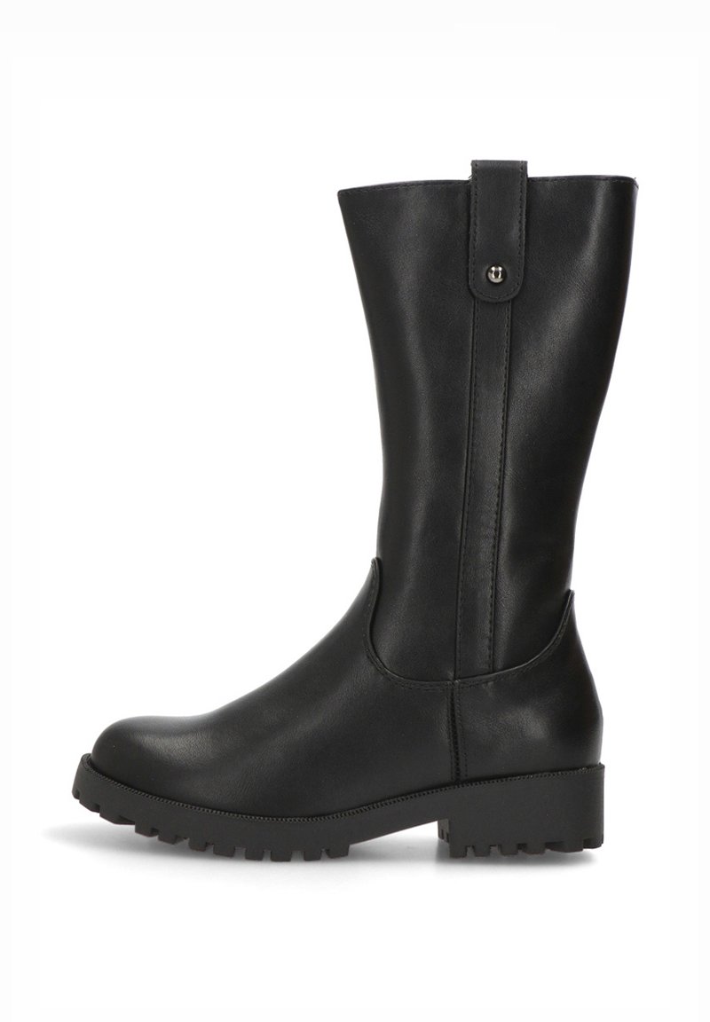 Bota negra hasta la rodilla hecha de cuero sintético suave con punta redondeada, tacón bajo y sólido de goma texturizada. Presenta una correa decorativa en la parte superior.