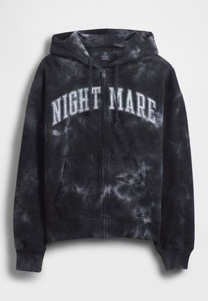 Sort tie-dye hættejakke med lynlås og teksten "NIGHT MARE" i hvid tværs over brystet, med hætte og frontlomme. Tekstureret stof.