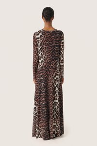 Abito lungo con stampa leopardata in diverse tonalità di marrone, nero e crema. Realizzato in un tessuto morbido, con maniche lunghe e scollo rotondo.