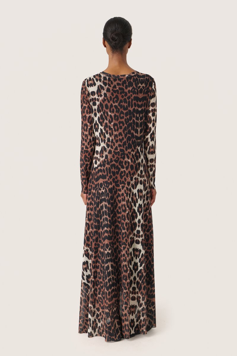 Robe maxi avec un imprimé léopard dans des tonalités de marron, noir et crème. Fabriquée en tissu doux, elle possède des manches longues et un col rond.