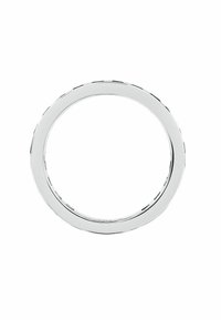 Specchio rotondo con una sottile cornice in argento lucido, caratterizzato da una superficie liscia e un design minimalista. Nessun hardware di montaggio visibile.