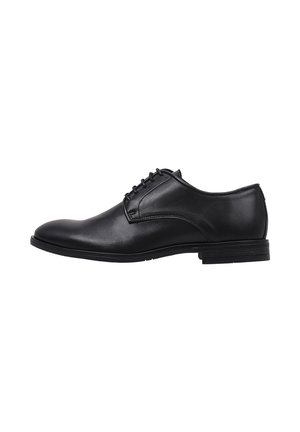 Chaussure noire en cuir à lacets avec une finition lisse, bout rond, talon bas et détails de couture minimaux sur le côté. Semelle plate en caoutchouc.