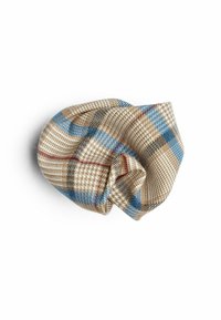 Gewebter Schal in Beige mit blauen und roten Karomustern. Strukturierter Stoff mit weichem Finish, das ein verdrehtes, geknotetes Design aufweist.