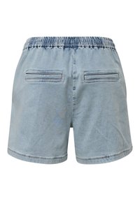 Jasnoniebieskie dżinsowe szorty z elastycznym paskiem w talii, z dwiema tylnymi kieszeniami i gładkim, teksturowanym wykończeniem.