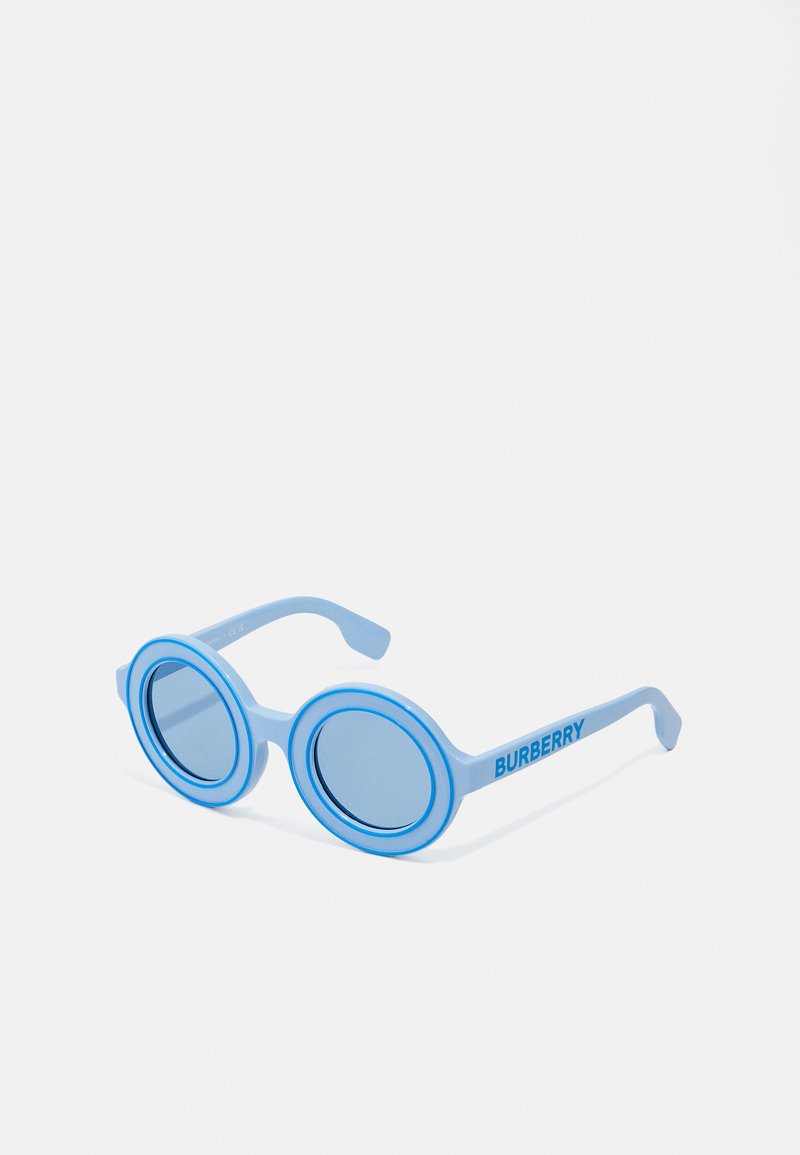 Occhiali da sole blu con lenti circolari e un telaio blu abbinato. Presentano doppi cerchi e il logo "BURBERRY" su un'asta.