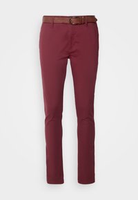 Pantalon slim bordeaux avec ceinture en cuir marron, poches avant et fermeture par bouton, présenté sur fond blanc.