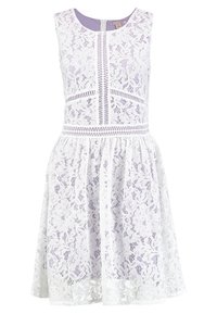 Robe en dentelle blanche sans manches, avec une doublure lilas, des motifs floraux complexes et des accents texturés le long de l'ourlet de la jupe.