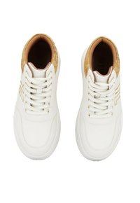 Sneaker bianchi con tomaia in pelle liscia, punta rotonda, design con lacci e dettagli testurizzati color beige al colletto con una discreta branding.