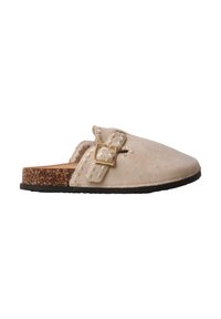 Sabot en daim beige à enfiler avec une semelle en liège, une semelle extérieure en caoutchouc noir et une boucle dorée décorative sur le côté.