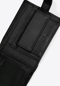Portafoglio in pelle nera con superficie liscia, multiple fessure per carte e una tasca in rete. Presenta cuciture sottili e un logo del marchio impresso.
