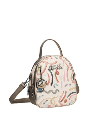 Piccolo zaino beige con motivi astratti multicolore, logo in metallo, portachiavi decorativo, manico superiore e tracolla regolabile.