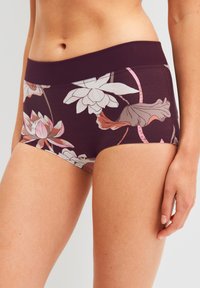 Korte boxers met bloemenpatroon in donkerpaars, voorzien van een rekbare tailleband, soepel materiaal en grote roze en witte bloemenontwerpen.