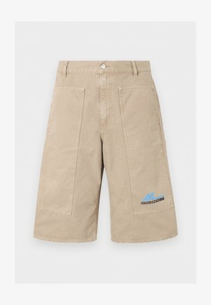 Shorts beige longueur genou avec grandes poches avant, fermeture à boutons, passants pour ceinture, et détail texte bleu sur la poche inférieure droite.