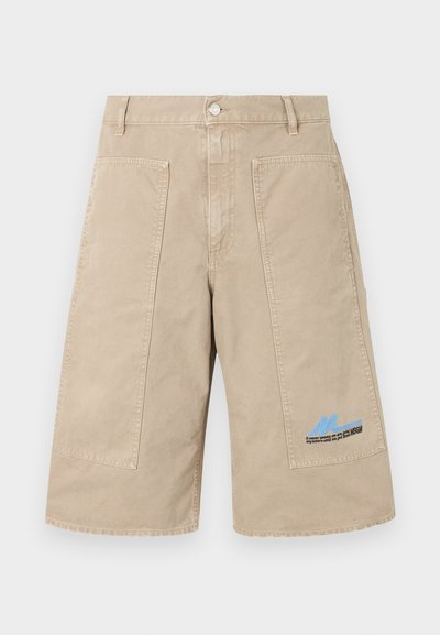 Shorts beige longueur genou avec grandes poches avant, fermeture à boutons, passants pour ceinture, et détail texte bleu sur la poche inférieure droite.