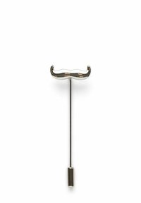 Söljtonad metallslipsnål formad som en mustasch, slät yta, tunn pinne baktill med cylindrisk fäste, minimalistisk design.