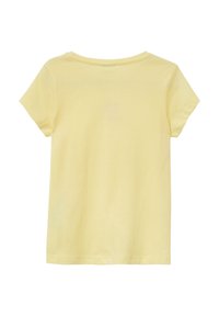 T-shirt z krótkim rękawem, okrągłym dekoltem, w miękkim żółtym kolorze. Gładka tekstura z luźnym krojem. Brak widocznych wzorów lub detali metalowych.