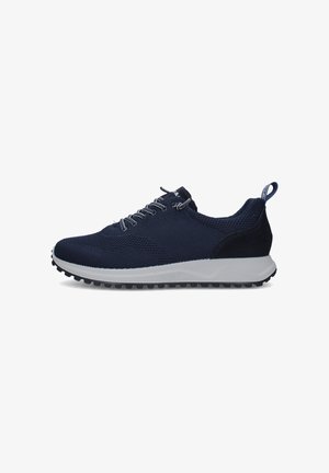Scarpa da ginnastica atletica in rete blu navy con suola bianca, battistrada nero, linguetta sul tallone e lacci grigi su sfondo bianco.