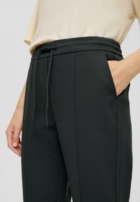 s.Oliver INTERLOCK - Jogginghose - olivgrün