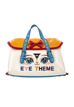 Hvid håndtaske med gul klap, blå håndtag, rød sløjfe, illustration af katteansigt og farverige bogstaver, der staver "EYE THEME" på forsiden.