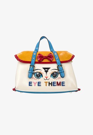 Weiße Handtasche mit gelber Klappe, blauen Griffen, roter Schleife, Katzen-Gesichtsillustration und bunten Buchstaben, die vorne "EYE THEME" buchstabieren.
