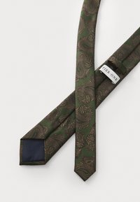 Grüne Krawatte mit Paisley-Muster und glatter Textur. Verziert mit dekorativen bronzefarbenen Wirbeln, einer einfarbigen navyblauen Rückseite und einem Etikett mit der Aufschrift "Pier One."