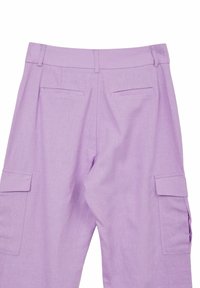 Lavender Cargo-Hosen mit Gürtelschlaufen, zwei Gesäßtaschen mit Paspel und seitlichen Klappentaschen, von hinten vor einem weißen Hintergrund gezeigt.