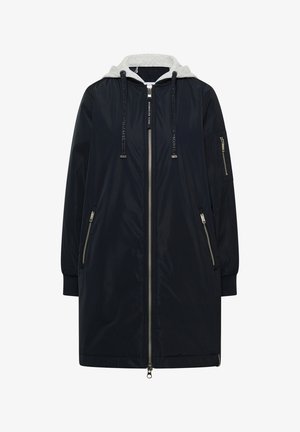 Pitkä musta hupputakki, jossa on harmaa hupun vuori, vetoketju edessä, vetoketjulliset käsitaskut ja vetoketjullinen tasku vasemmassa hihoissa.