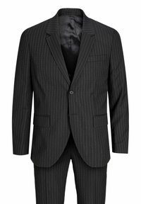 Μαύρο κοστούμι με λεπτές ρίγες, σακάκι και αντίστοιχη παντελόνα με πέτο γιακά και κλείσιμο με δύο κουμπιά μπροστά.