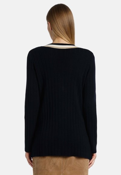 Ribbade marinblå stickade tröja med ett brett krämfärgat rand längs halslinningen. Har långa ärmar och en något förlängd bakdel.