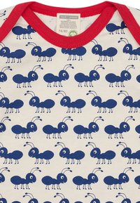 Biologisch katoenen romper met een crèmekleurige achtergrond, met een herhalend patroon van blauwe cartoonmieren. Rode ribbelnekdetails.