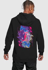 Hoodie nera con una grafica colorata e dettagliata di due pesci stilizzati tra onde vorticosi e motivi geometrici sul retro.