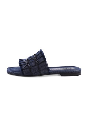 Sandales en denim bleu foncé avec des bords effilochés. Présentent trois nœuds noirs et des semelles plates. Design simple et ouvert pour un enfilage facile.