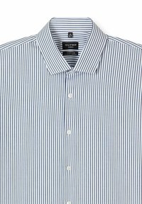 Weißes Hemd mit dünnen vertikalen marineblauen Streifen, spitzem Kragen und weißen Knöpfen.