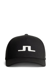 Svart basebollkeps i texturerat material, med en framträdande vit logotyp på framsidan. Strukturerad design med en böjd skärm.